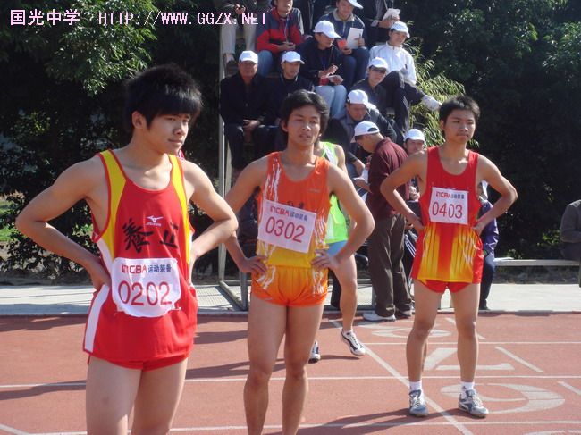 陈梓炜（中）